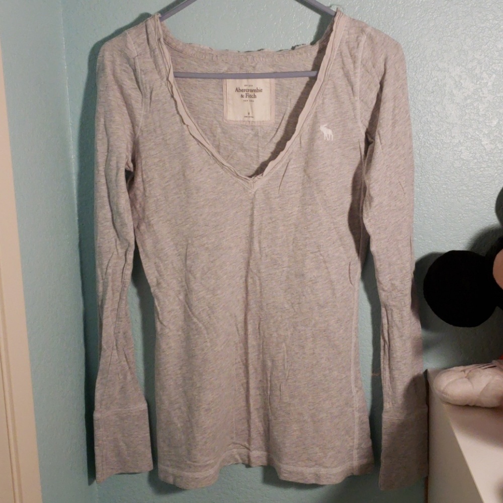 Gray long-sleeve V-neck tee